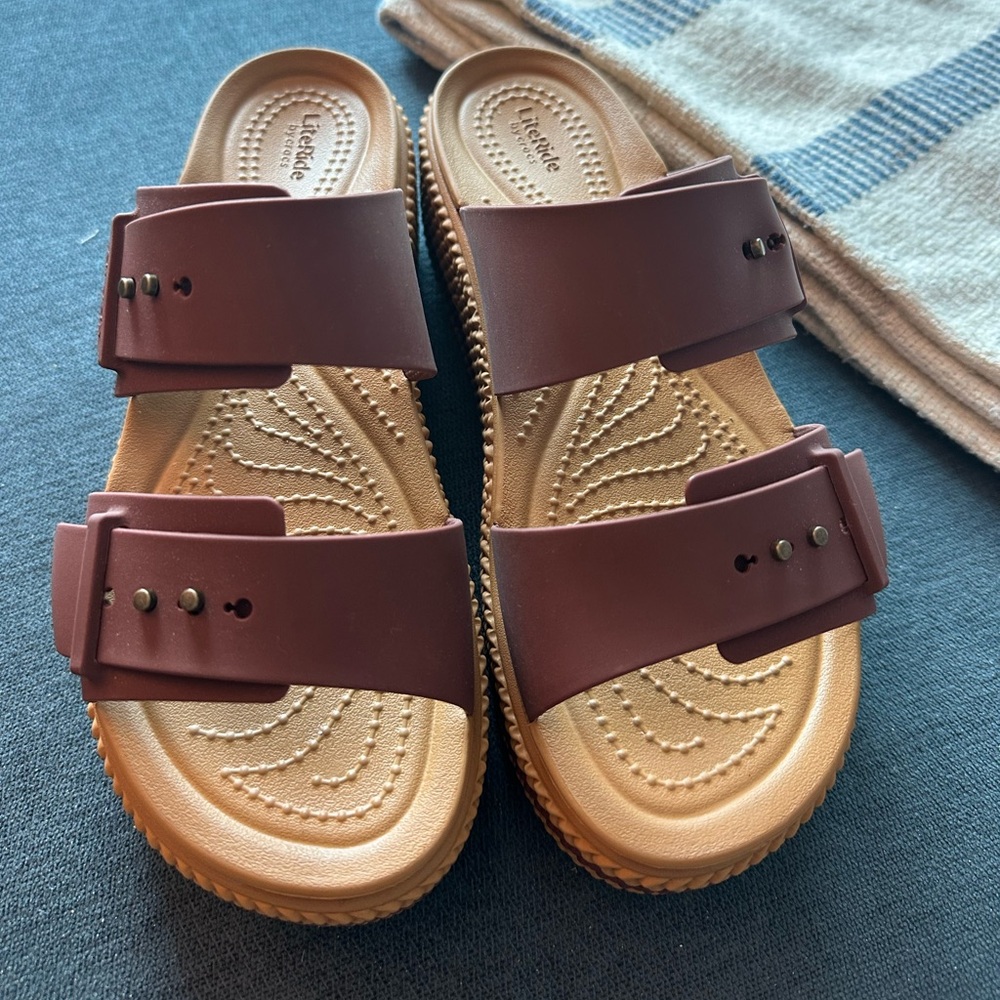 NWOT size 7 brown/wine colored Crocs